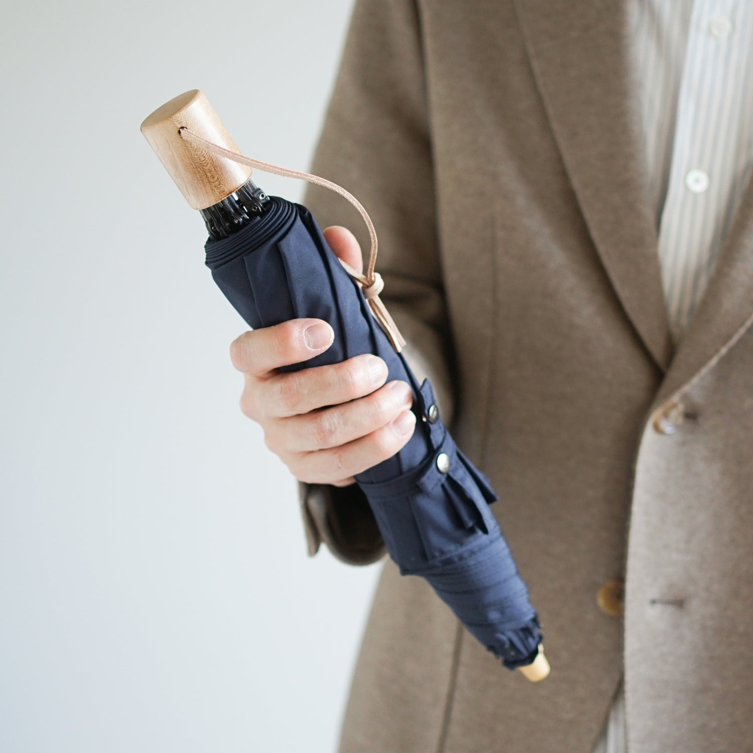 折りたたみ傘 メンズ 雨傘 皮ひも付きで持ちやすい、天然の風合いの楓のハンドル