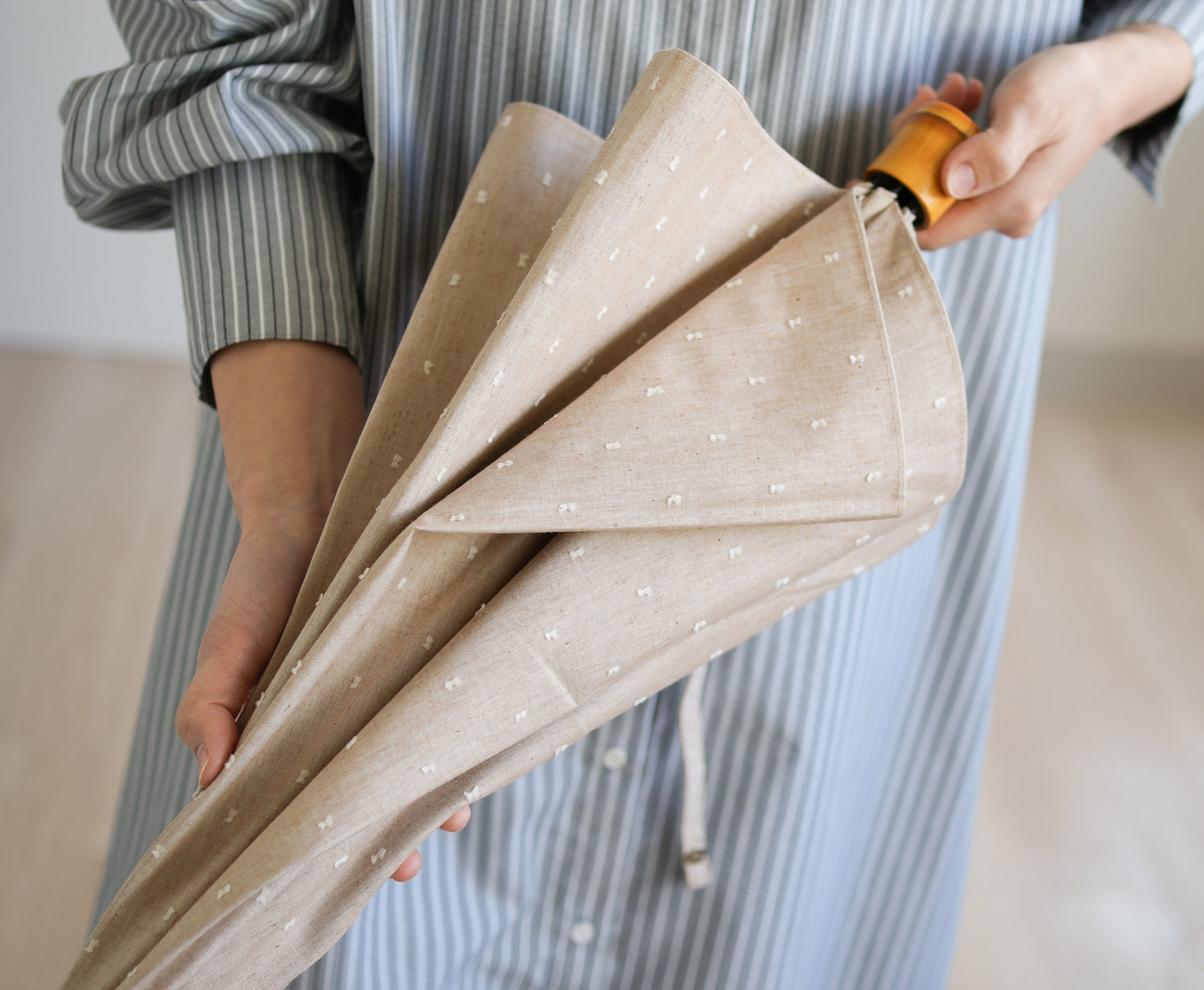 折りたたみ傘 レディース 晴雨兼用傘 立体的なドット柄がかわいい、機能的な晴雨兼用傘