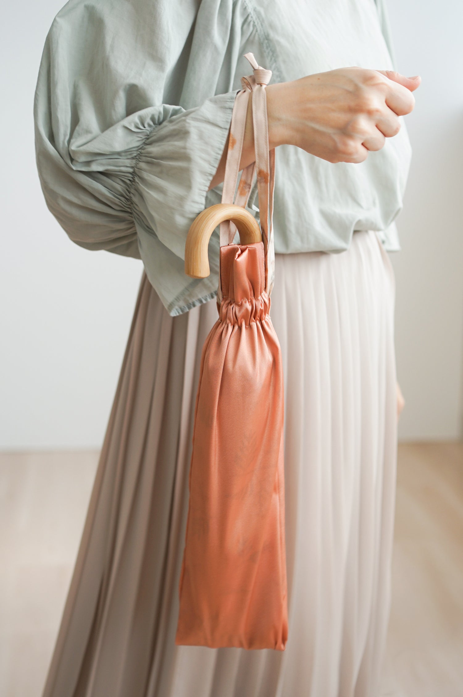 折りたたみ傘 レディース 雨傘 捺染した仮糸と無地の糸を合わせて 二重に織り上げる「裏ほぐし織」