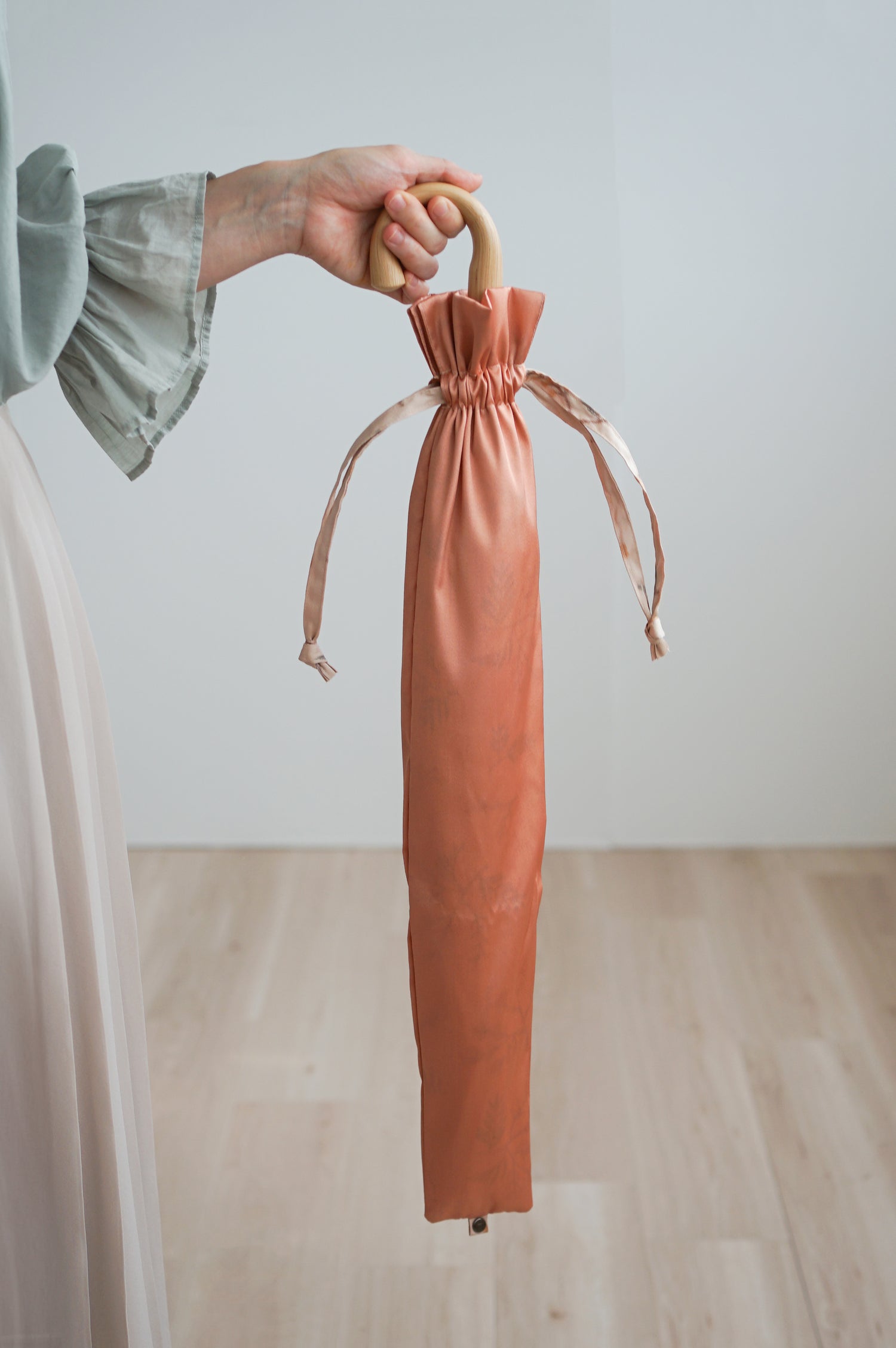 折りたたみ傘 レディース 雨傘 捺染した仮糸と無地の糸を合わせて 二重に織り上げる「裏ほぐし織」