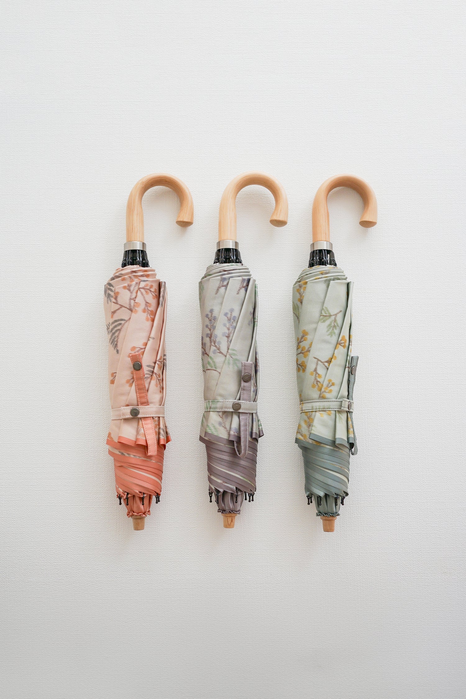 折りたたみ傘 レディース 雨傘 捺染した仮糸と無地の糸を合わせて 二重に織り上げる「裏ほぐし織」