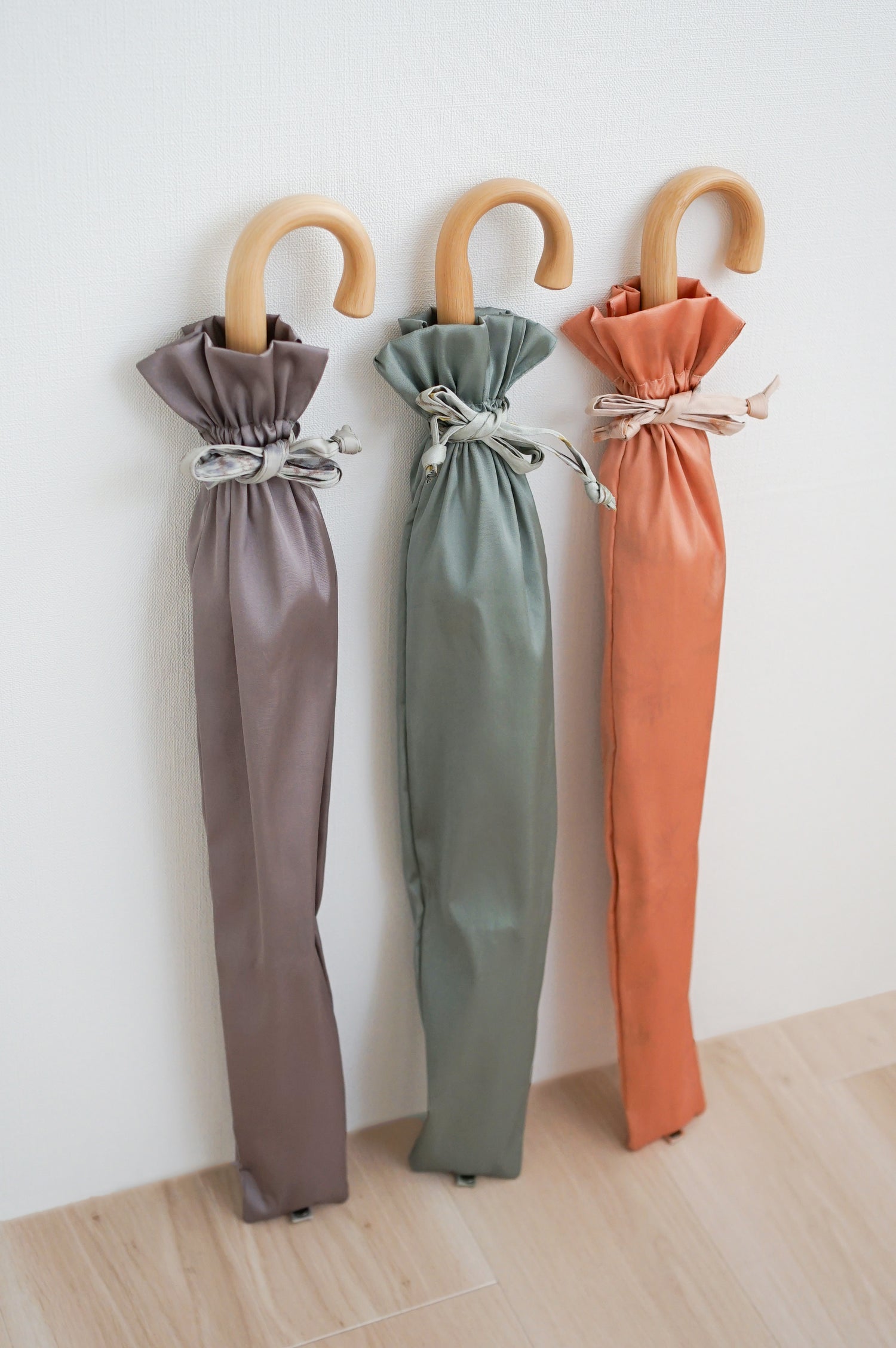 折りたたみ傘 レディース 雨傘 捺染した仮糸と無地の糸を合わせて 二重に織り上げる「裏ほぐし織」