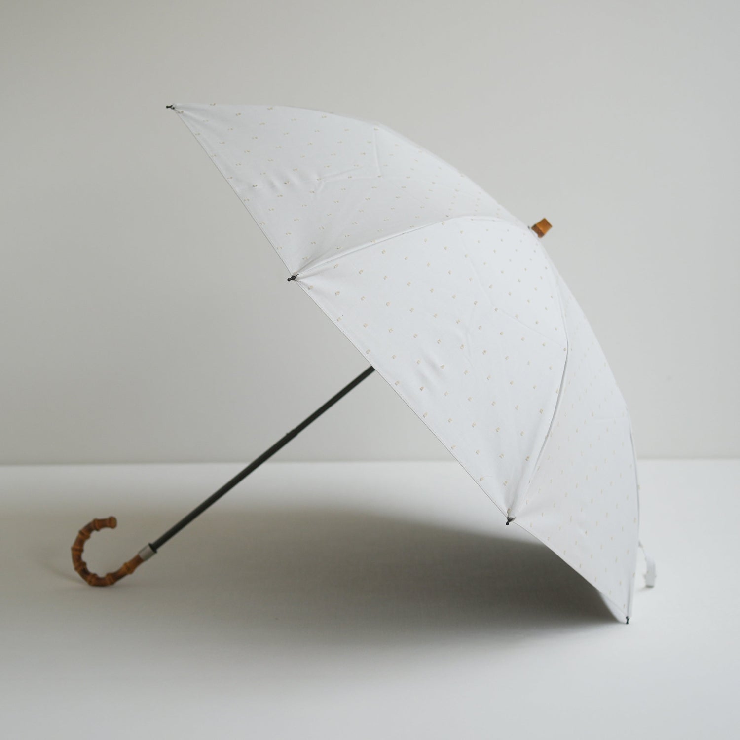 折りたたみ傘 レディース 晴雨兼用傘 遮光・遮熱 2段折り 小宮商店 Fringe Dot Shade オフホワイト(竹まがりタイプ)