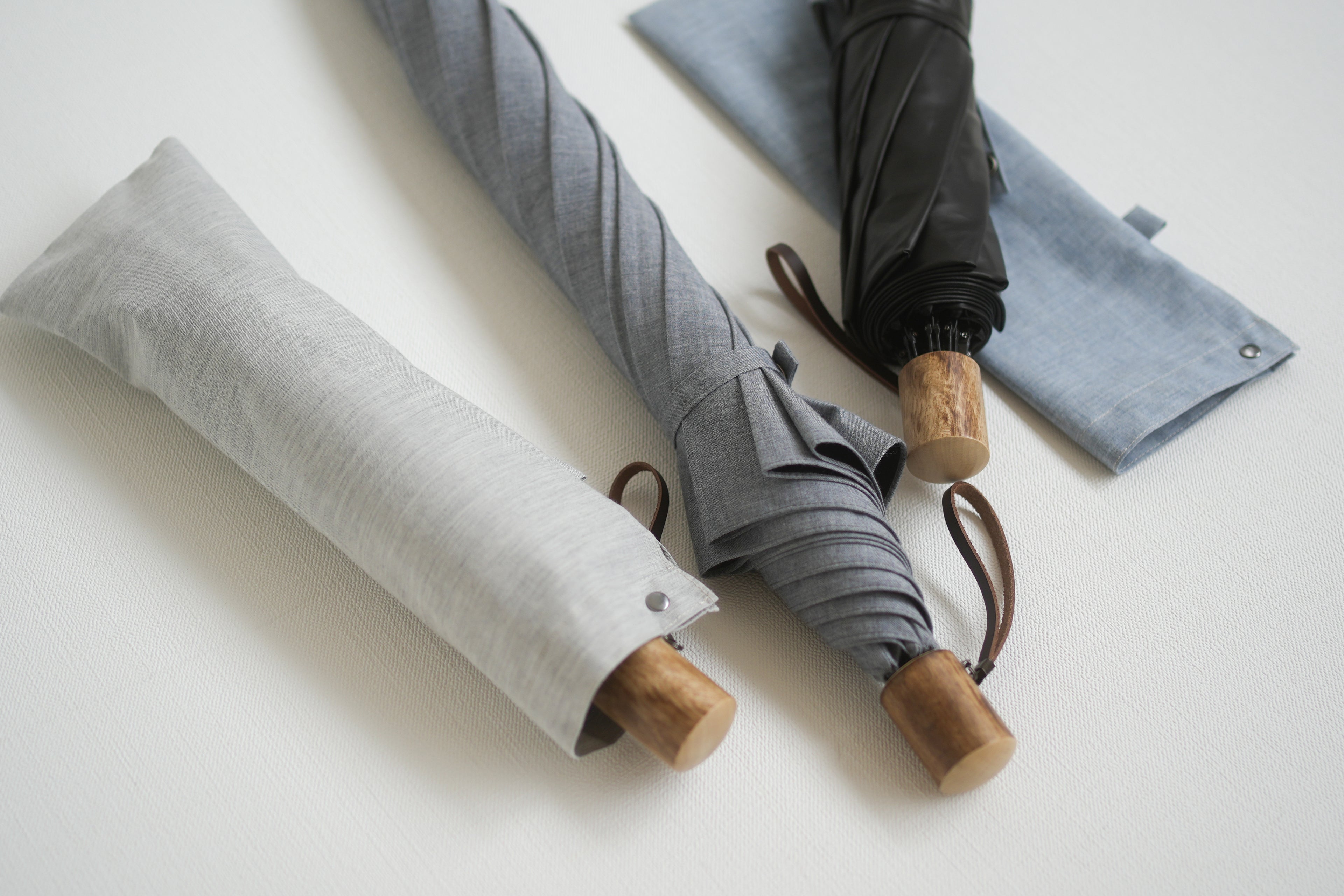 折りたたみ傘 メンズ 晴雨兼用傘 焼き色がおしゃれでナチュラルな、持ちやすい天然木のハンドル