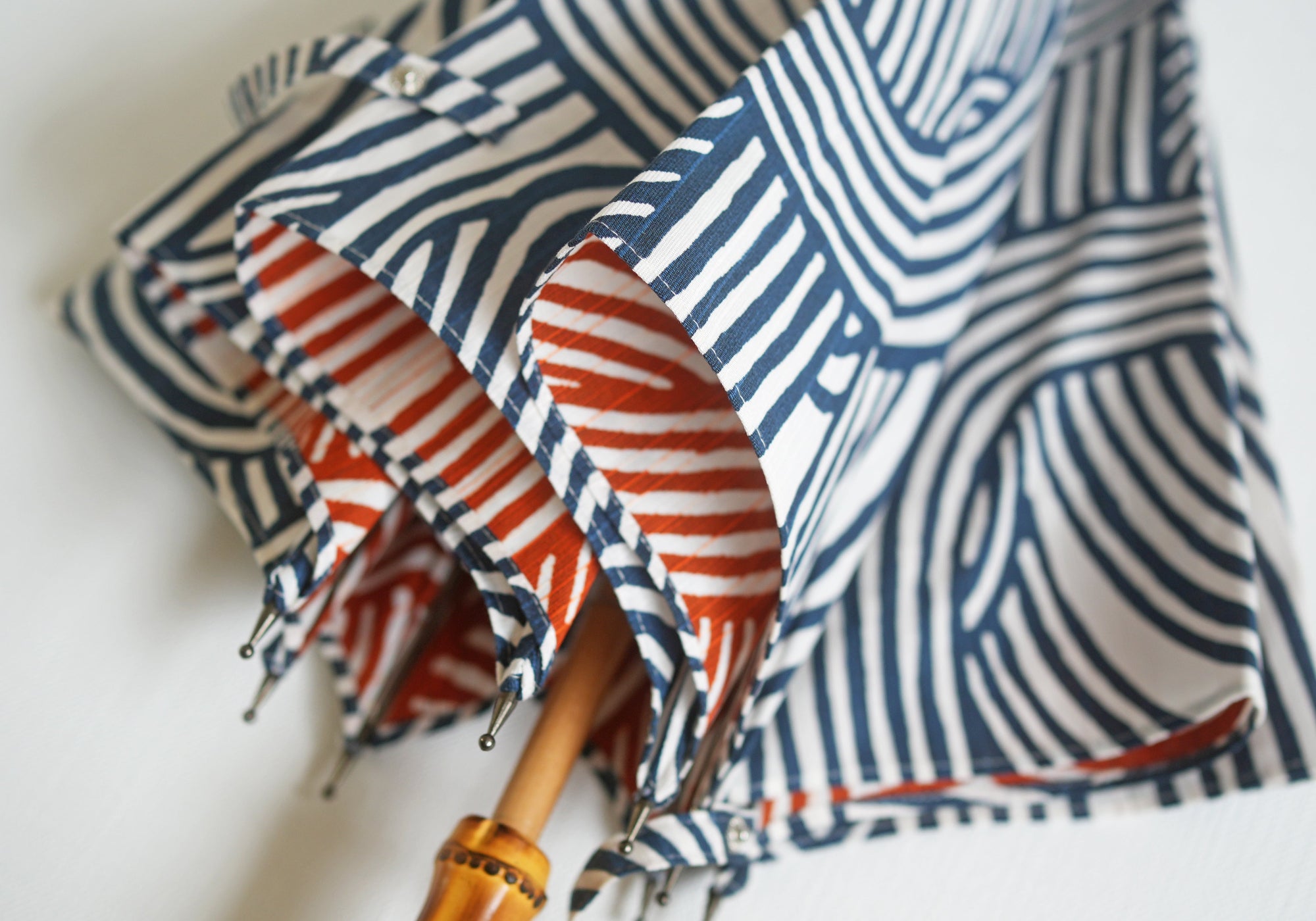 小宮商店 KOMIYA 柿渋染め 日傘 長傘 麻100％ 高級日傘 パラソル ➂ A long umbrella with a bamboo handle that can be used in both rain