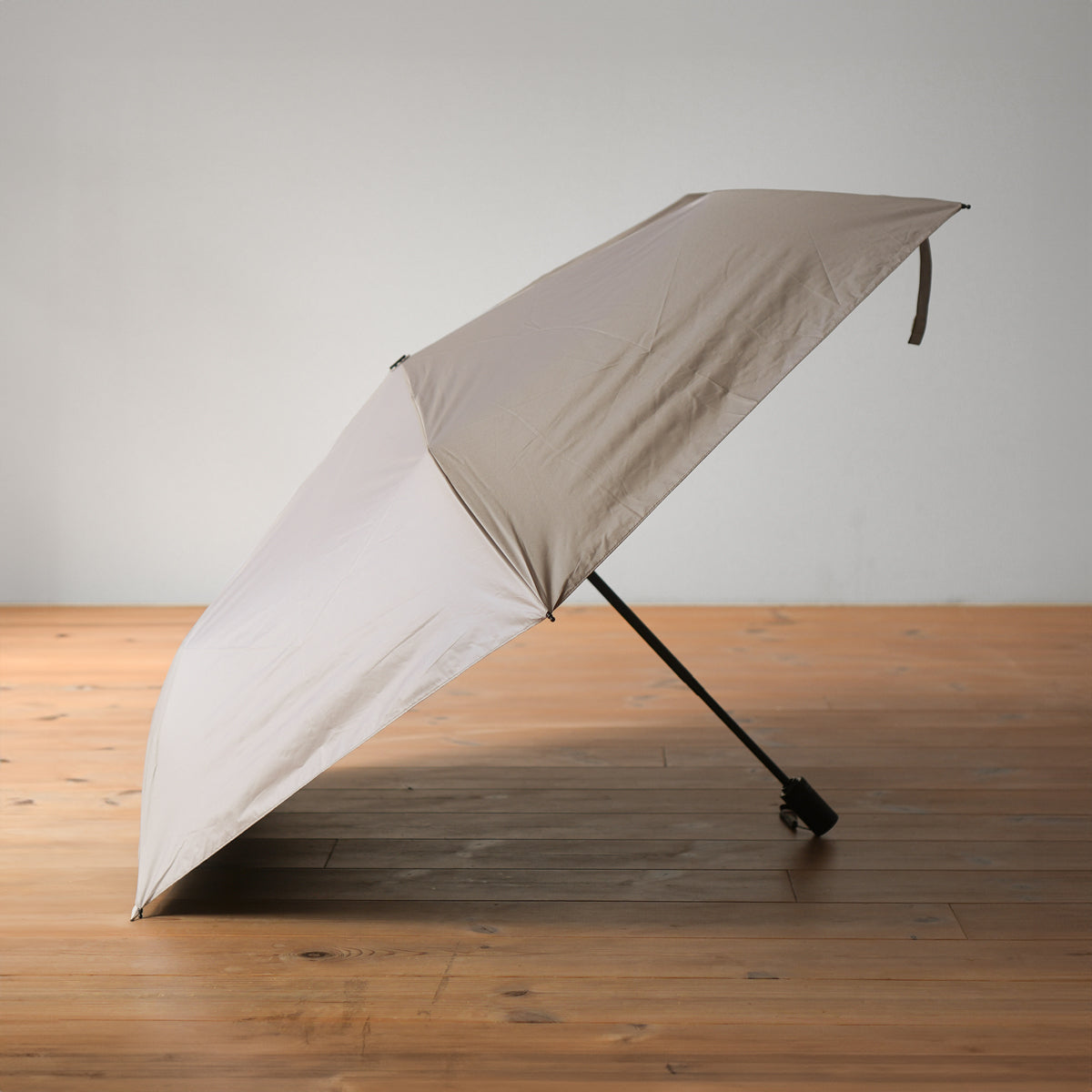 A one-touch folding umbrella for both sun and rain, 55cm, also
