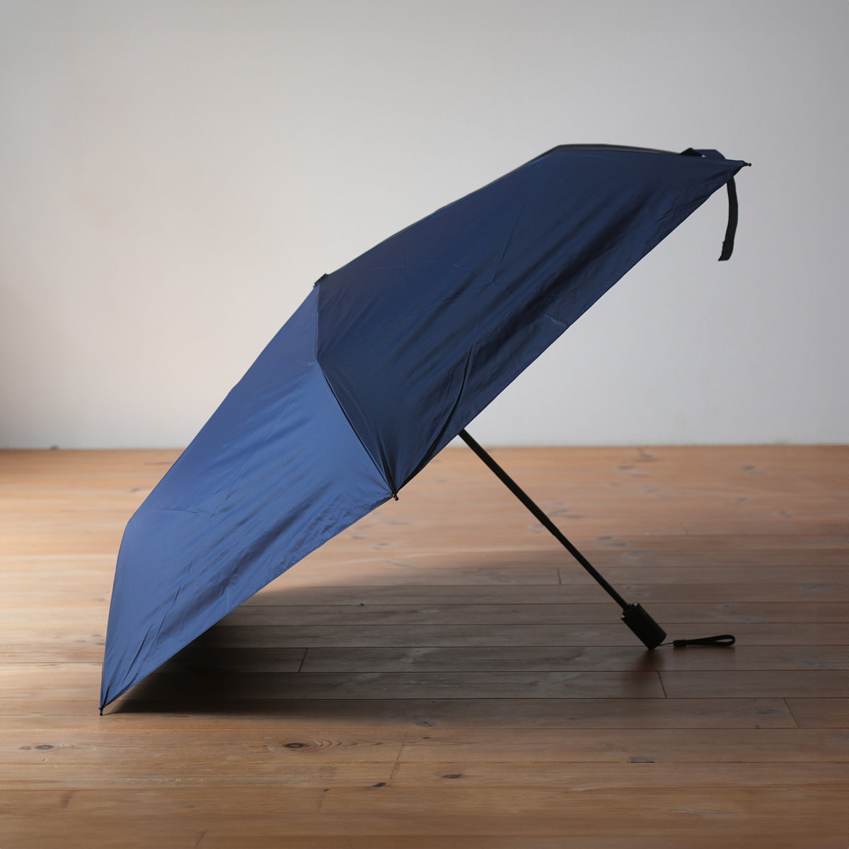 A one-touch folding umbrella for both sun and rain, 55cm, also