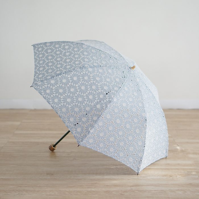 木漏れ日が美しい影を残す、刺繍の日傘『フローラルレース』 | 傘専門店 小宮商店