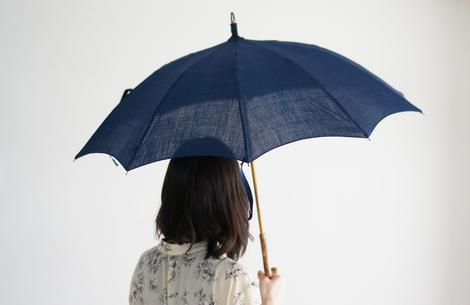 奥深い青に染まる、涼しげなリネンの日傘 | 傘専門店 小宮商店
