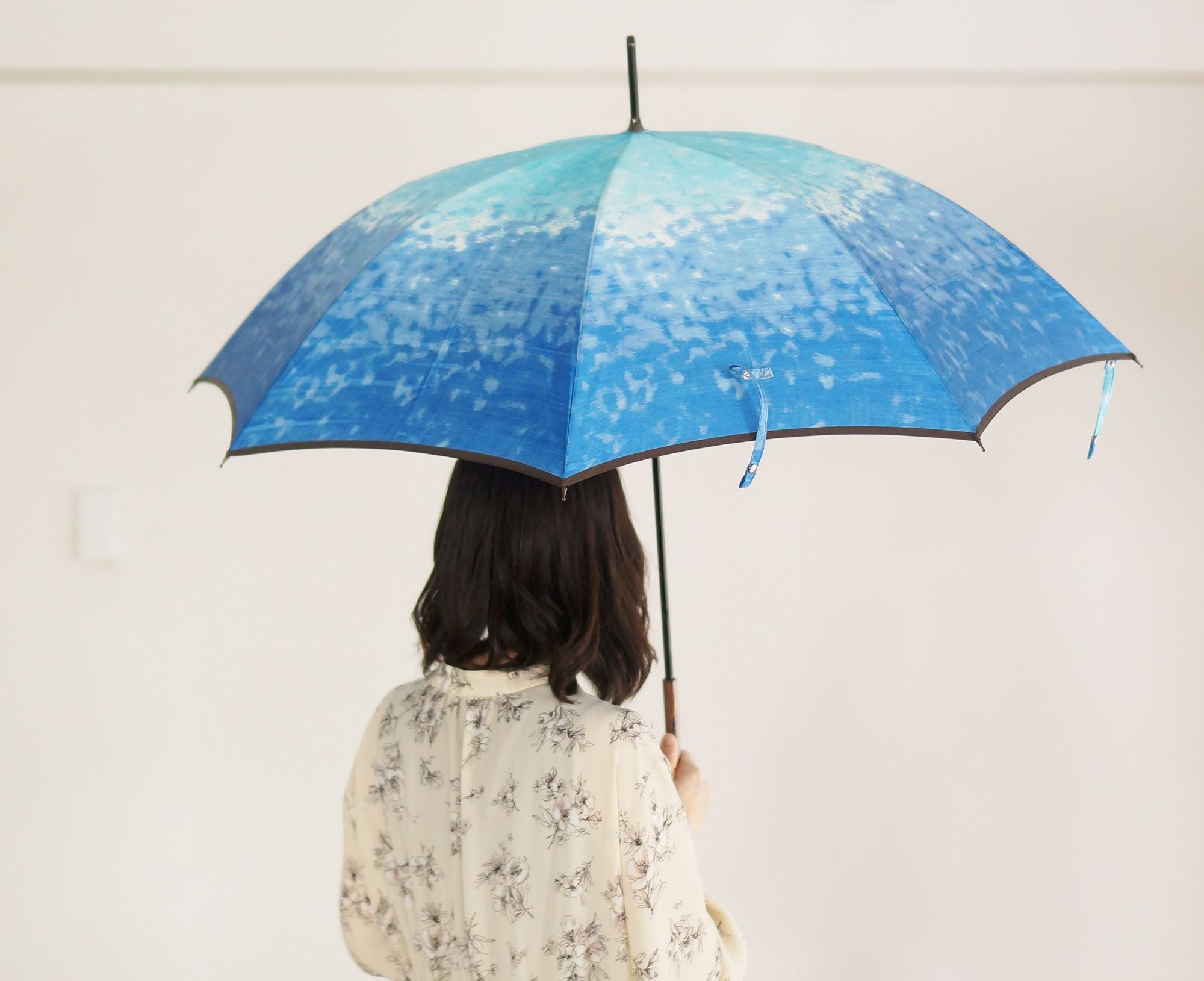 水彩画のようなデザインのほぐし織、レディース雨傘にじみほぐし