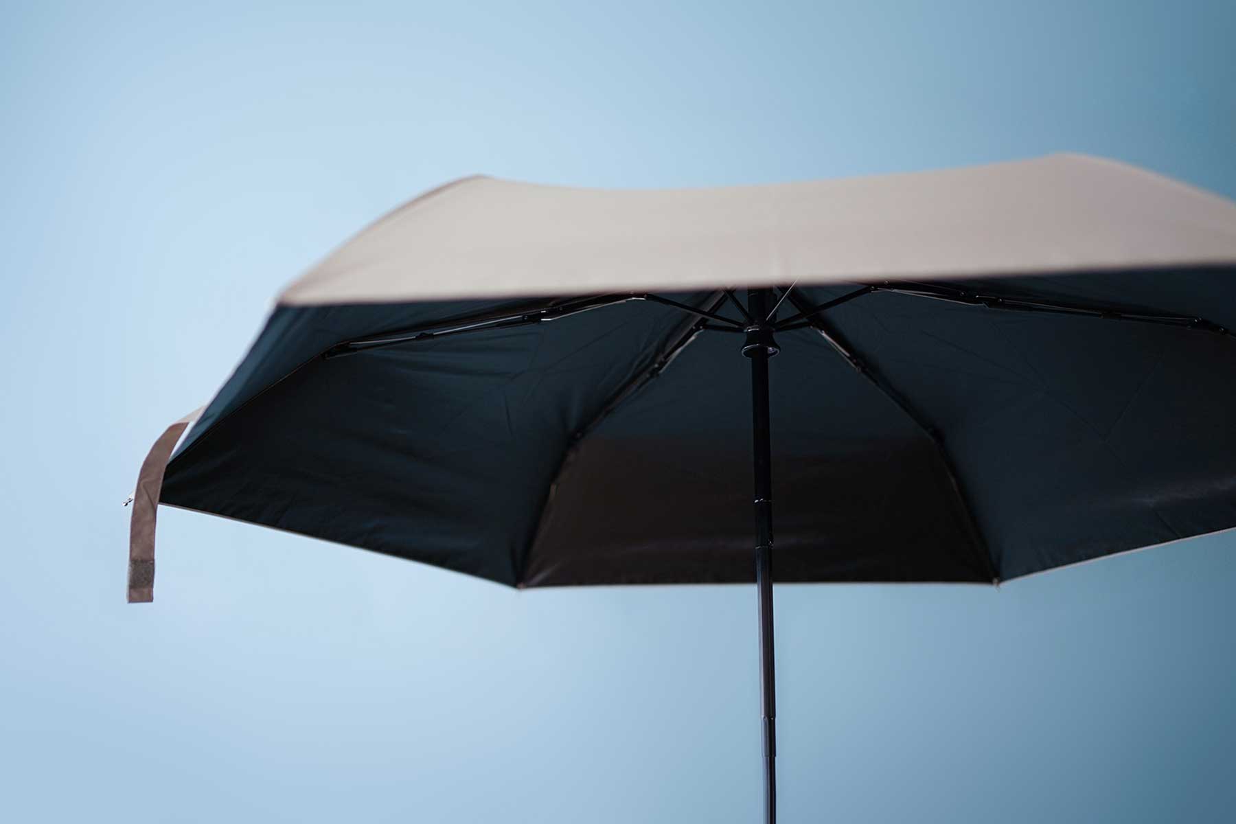 メンズ日傘としても最適な、一級遮光の晴雨兼用折りたたみ傘 | 傘専門 